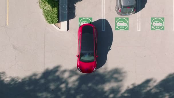 Luchtfoto van parkeerplaats onder zonnepanelen, 4K elektrische nul vervuilende auto 's — Stockvideo