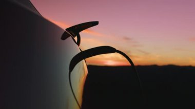 Kapalı erkek elektrikli EV araba şarj altın güneş ışığı, kırmızı kamera