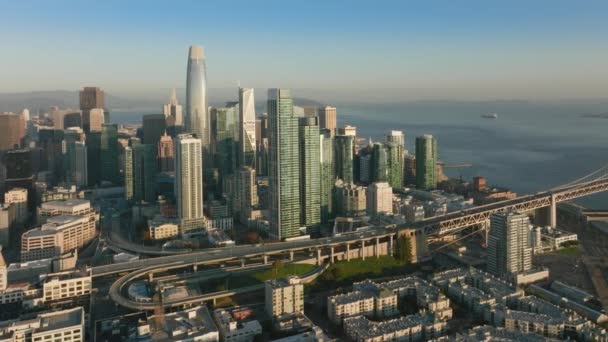 Skyline 4K de San Francisco temprano en la mañana con la salida del sol de oro cinematográfico — Vídeos de Stock