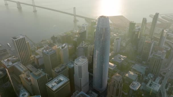 Vista cinematográfica del amanecer dorado sobre la bahía de San Francisco, oficinas de negocios aéreas — Vídeos de Stock