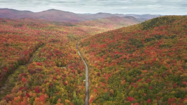 Turistas coches que conducen por carretera entre colinas de montaña en el día de otoño nublado 4K — Vídeos de Stock
