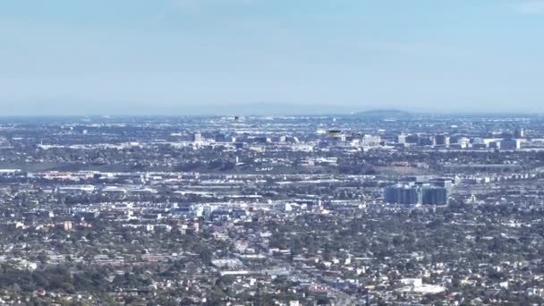 Flugzeug zieht gelb blau lebendige ukrainische Flagge Schild CLOSE SKY OVER UKRAINE — Stockvideo