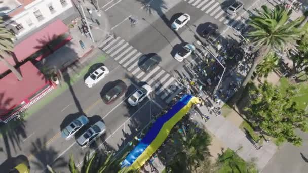 Impresionante bandera ucraniana azul amarilla aérea que lleva a la gente en la manifestación 4K — Vídeo de stock