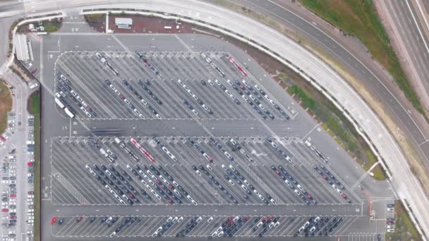 在空中俯瞰风景，白天有很多车的超空速停车场 — 图库视频影像