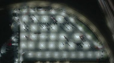 Gece otobanındaki otoparkta son sürat giden güzel bir araba trafiği.