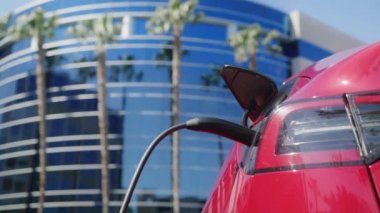 Şehirdeki iş kadını modern kırmızı elektrikli SUV kullanıyor, Dolly RED 6K 'ye ateş etti.