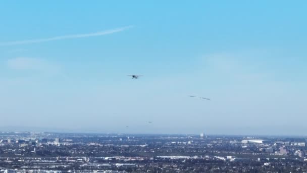 Vliegtuig trekken geel blauw levendige Oekraïense vlag teken Sluiten hemel over UKRAINE — Stockvideo