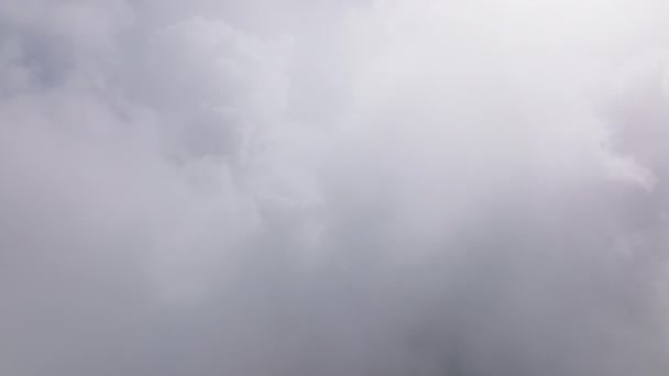 Cámara elevándose por encima de la niebla gruesa blanca cinematográfica por encima de hermosas nubes oceánicas — Vídeos de Stock