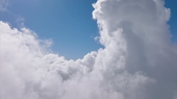 Güneşli bir günde açık mavi gökyüzü ile inanılmaz güzel bulutlar arasında uçuyor. — Stok video