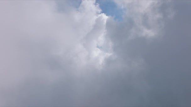 Fliegen durch flauschige weiße Wolken am klaren blauen Himmel, weiße Wolkenlandschaft 4K — Stockvideo