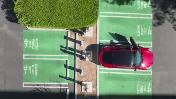Pionowe anteny nad głową mobilna zawartość biznesmena ładującego czerwony samochód SUV — Wideo stockowe