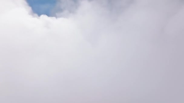 Aire impresionante cinematográfico volando hacia atrás a través de nubes blancas en los cielos — Vídeos de Stock