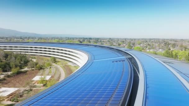 Apple Campus 2, Californië, Verenigde Staten. Luchtfoto van milieuvriendelijk kantoorgebouw — Stockvideo