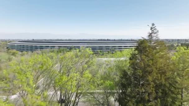 Bir tepenin üstündeki ana dairesel binanın hava görüntüleri. — Stok video