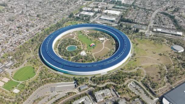 Imágenes de drones de edificios masivos en forma de anillo con espacios de trabajo. — Vídeos de Stock