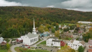 ABD 'deki küçük bir kasabanın hava aracı görüntüsü, Doğu Yakası Vermont Eyaleti, Stowe Kilisesi