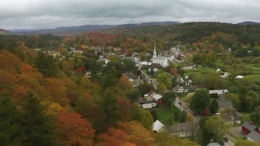 Sinematik hava beyaz kilisesi, manzaralı sonbahar yeşillik ormanı manzarası.
