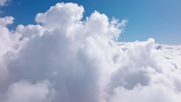 Вид на окно самолета время истекает облака в голубом солнечном небе, Сценические белые облака — стоковое видео