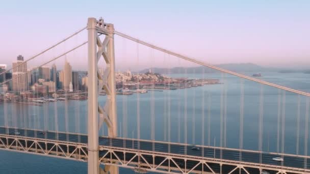 Arabalar şehir merkezindeki Bay Bridge karayolu üzerinden San Francisco 'ya gidiyor, açık bir gün. — Stok video