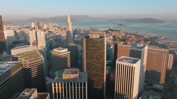 Rekaman drone udara dari langit San Francisco di atas ngarai jalan fajar emas — Stok Video