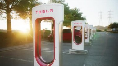 Dolly, RED kamera modern fütürist Tesla süperşarj, Tesla elektrikli araba çekti.