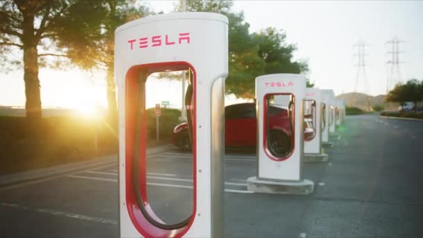 Dolly lövés RED kamera modern futurisztikus Tesla szupertöltő, Tesla elektromos autó — Stock videók