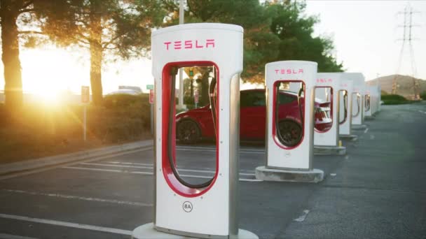 Lassú mozgás RED kamera fényképezte modern futurisztikus Tesla állomás Golden Sunset LA — Stock videók