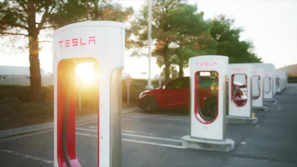 Slow motion RED kamera modern elbil laddning vid Tesla station på motorvägen — Stockvideo