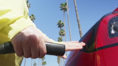 Yavaş çekim, çevreci kadın elektrik kablosunu fişten çekiyor. 