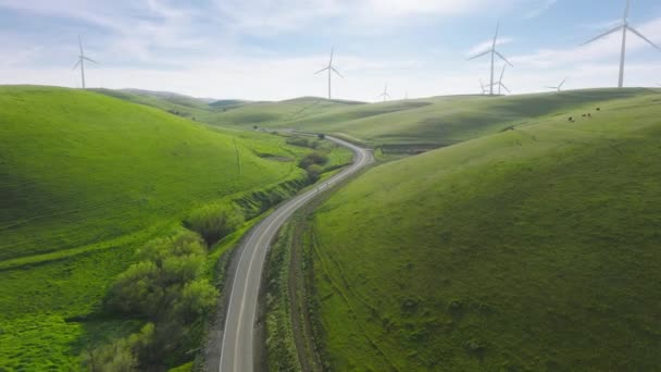 Centrale solaire cinématographique et moulins à vent vue aérienne sur la journée ensoleillée d'été, États-Unis — Video