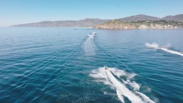 Deportistas a caballo moto acuática en la diversión, aventureros explorando el hermoso paisaje marino — Vídeos de Stock