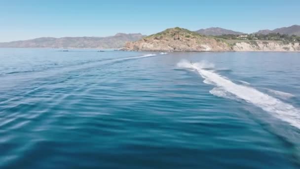 Imágenes de drones de turistas disfrutando del increíble panorama costero desde el mar abierto — Vídeos de Stock