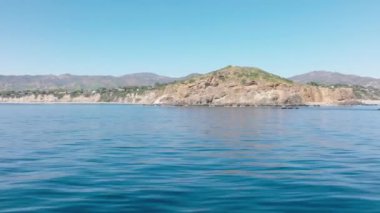 Uçsuz bucaksız okyanusları olan güzel pelikanların hayret verici drone görüntüleri.