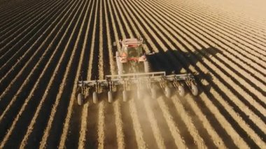 Gün batımının altındaki organik çiftlikte çalışan biçerdöver.