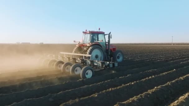 Imágenes de drones de un tractor girando el suelo antes de plantar — Vídeos de Stock