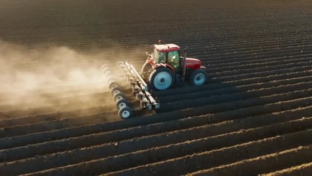 화창 한 날에 밀을 베어 곡식을 수확하는 압축기 — 비디오
