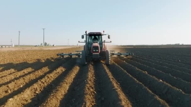 Vista aérea de la maquinaria agrícola que afloja el suelo antes de sembrar semillas — Vídeos de Stock