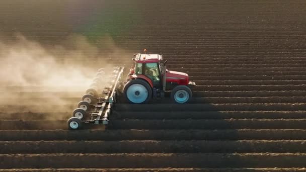 시골에서 밭을 가는 농장용 트랙터 — 비디오
