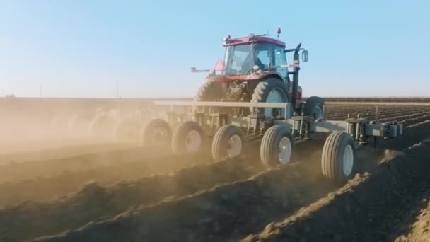 La máquina agrícola con cuchillas pesadas corta un surco para sembrar semillas — Vídeos de Stock