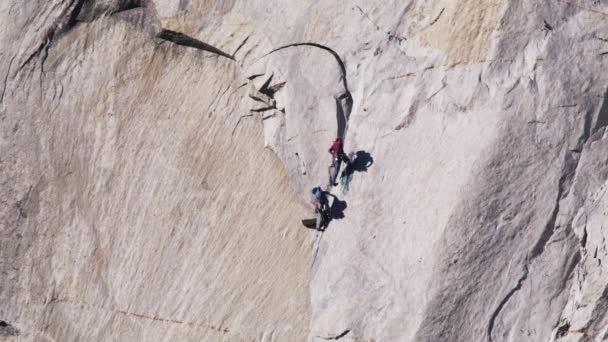 Adembenemende dappere bergbeklimmers hangend op steile rots bij El Capitan — Stockvideo