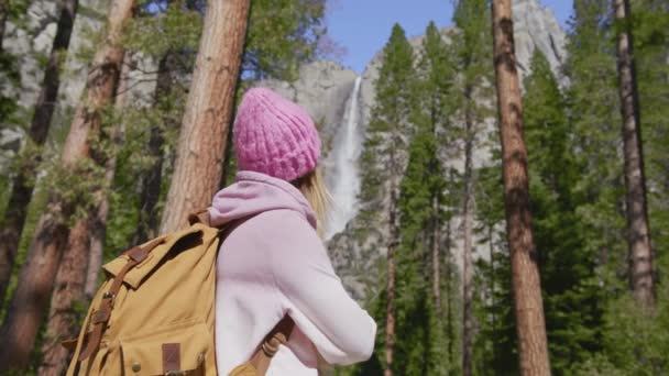 Vacker resenär kvinna med ryggsäck på Yosemite vattenfall, i nationalparken — Stockvideo