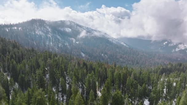Alpine landschap van afgelegen bestemming voor avontuurlijke reizen met blauwe lucht achter — Stockvideo