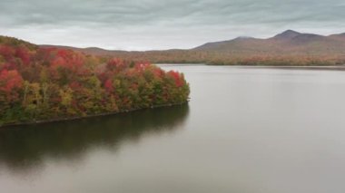 Huzurlu mevsimlik manzara. Arkaplanda bulutlar var.