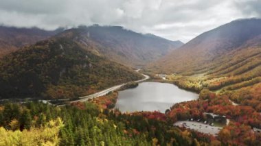 Güzel gri ufuk çizgisinin altındaki dağ gölünün panoramik manzarası