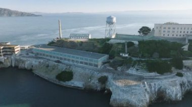 Deniz manzarasının ortasında doğal güzellikte Alcatraz kompleksi