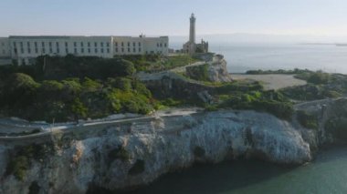 Deniz feneri ve hapishane kompleksi olan eski tarihi mimarinin hava görüntüleri.