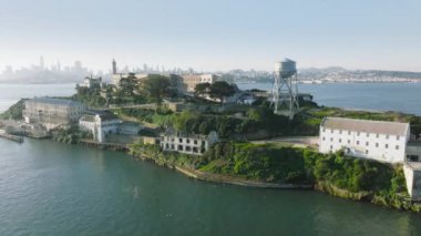 San Francisco 'nun kuzey kıyısının arkasında ikonik adanın çarpıcı manzarası