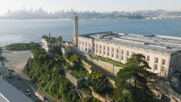 Látványos kilátás nyílik a város San Francisco, mint a Alcatraz mérföldkő — Stock videók