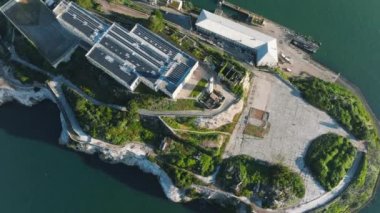 Deniz içinde askeri kuvvetleri olan küçük bir adanın havadan görünüşü.