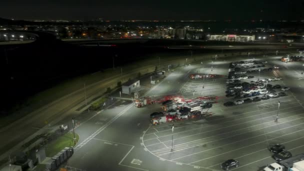 Widok z lotu ptaka na fabrykę samochodów w Kalifornii z ogromnym parkingiem — Wideo stockowe